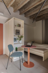 Odkrytý žebříkový strop je organickým prvkem interiéru. (Metropol Be One Apartments v Bratislavě od BEEF ARCHITEKTI)