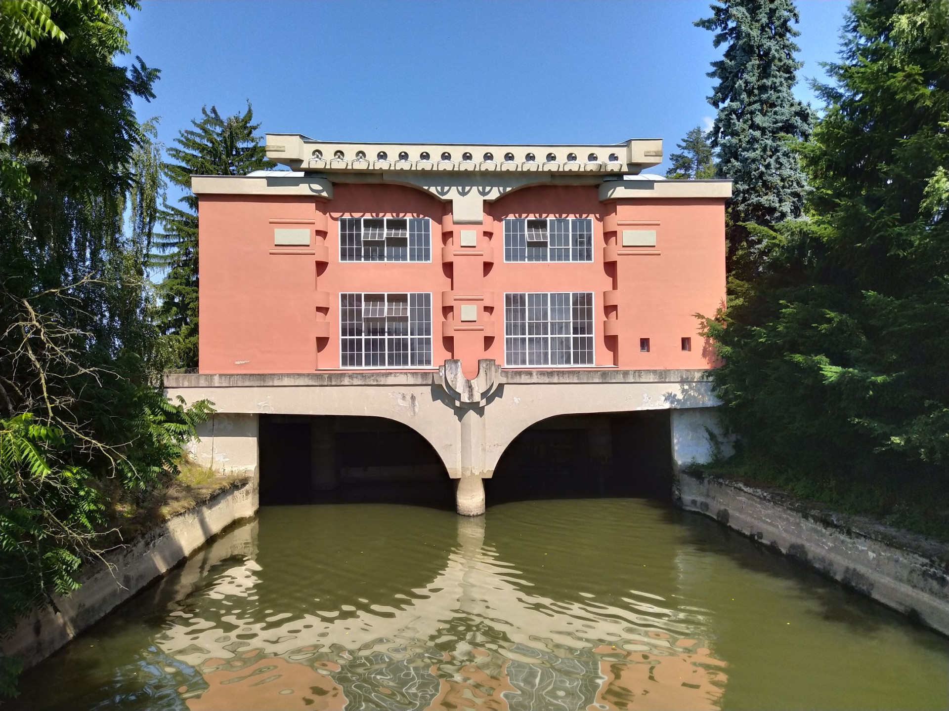 Barevné spotřebiče připravující dokonalé snídaně a reproduktory hrající na každé party musí i v Barbie Landu něco pohánět. Co takhle růžová elektřina? (Vodní elektrárna Třeština, Bohuslav Fuchs, Josef Štěpánek, 1921-1922)