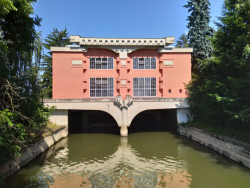 Barevné spotřebiče připravující dokonalé snídaně a reproduktory hrající na každé party musí i v Barbie Landu něco pohánět. Co takhle růžová elektřina? (Vodní elektrárna Třeština, Bohuslav Fuchs, Josef Štěpánek, 1921-1922)