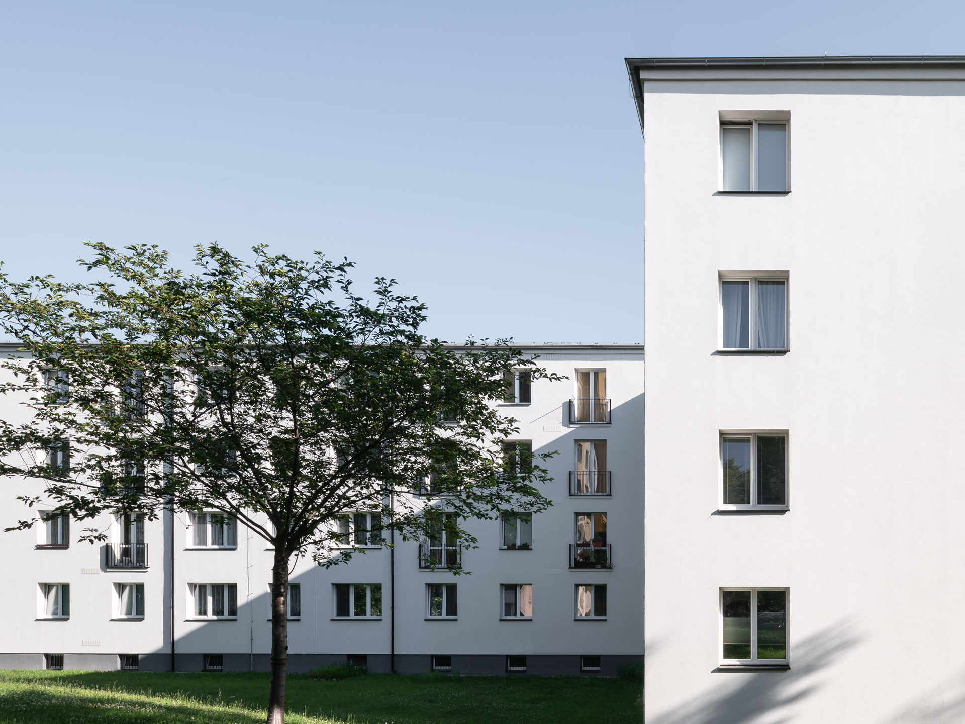 Rekonstrukce starších bytových domů představuje klíčovou příležitost ke zlepšení jejich energetické účinnosti, estetiky i kvality bydlení a měla by být součástí strategie boje proti klimatické změně. 