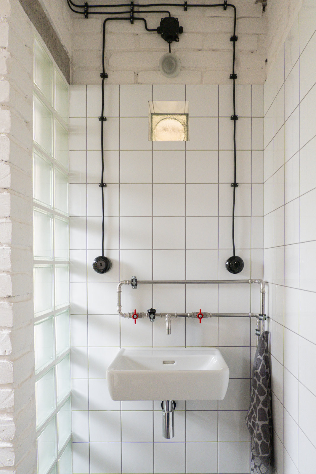 Dříve využívaný chlívek teď funguje jako technické zázemí sousedícího rodinného domu a zároveň malé wellness. (Terasa a zázemí ve stodole; tamti_architekti)