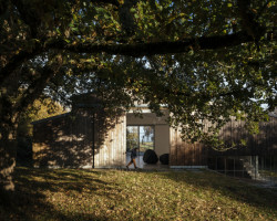 Stodola proměněná v sochařský ateliér od architekta Thomase Randall-Page