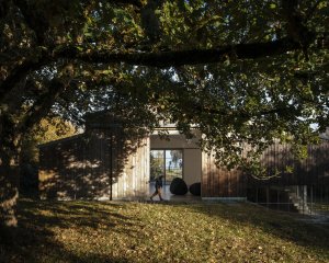 Stodola proměněná v sochařský ateliér od architekta Thomase Randall-Page