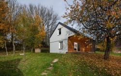 Majo architekti navrhli drobný rekreační objekt v jihočeském Senotíně