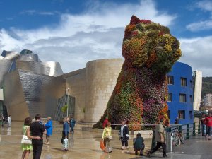 Frank Gehry, Guggenheimovo muzeum v Bilbau, skulptura Jeffa Koonse, foto