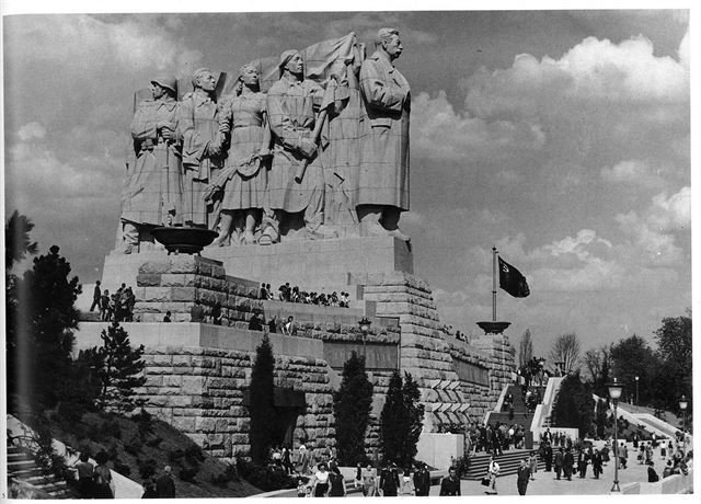 Stalinův pomník - foto