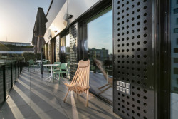 Nejudržitelnější kanceláře Slovenska stojí v Bratislavě. Navrhlo je studio OFIS. (na obrázku: použití keramických dlaždic KAAMOS OUTDOOR DAR66585)