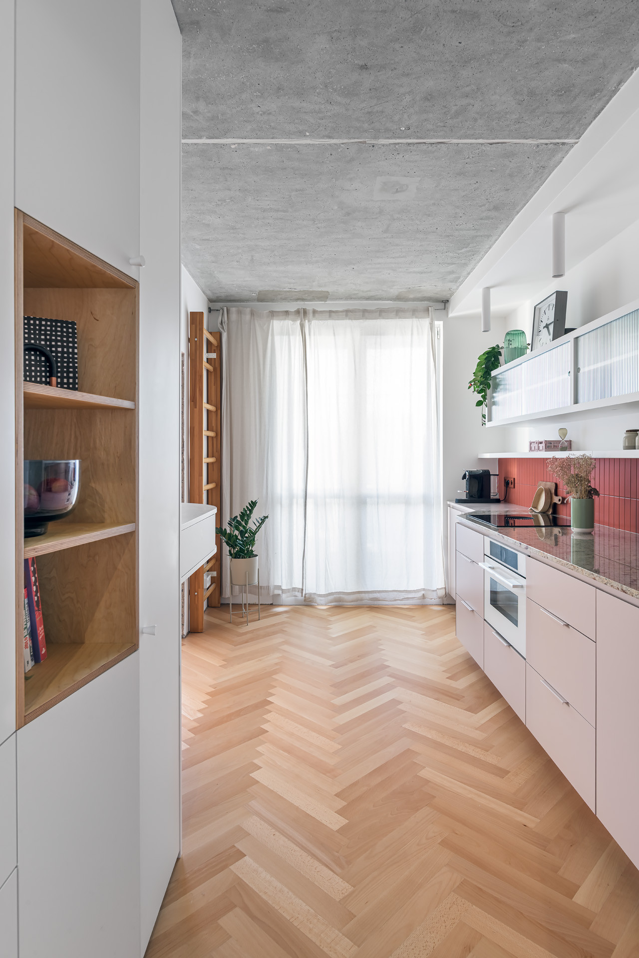 Nová kuchyně ladí s vestavěným nábytkem.  (Byt 4+1 v panelu; Zuzana Bartasová)