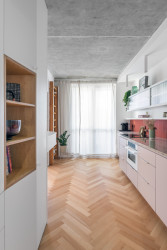 Nová kuchyně ladí s vestavěným nábytkem.  (Byt 4+1 v panelu; Zuzana Bartasová)