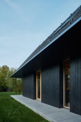 Dům v Říčanech, ateliér Hajný: Přesah střechy stíní jižní fasádu.