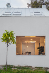 Iveta Langerová architekti navrhli rekonstrukci pražského rodinného domu, který se otevírá zeleni