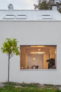 Iveta Langerová architekti navrhli rekonstrukci pražského rodinného domu, který se otevírá zeleni