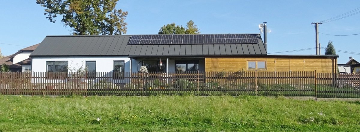 Bydloarchitekti - Vesnický dům Polanka nad Odrou: Dům má výrazně podlouhlý tvar jako mnohá stará stavení v Polance