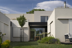 Venkovní jídelna pod pergolou (A69 architekti, rodinný dům ve Slivenci)