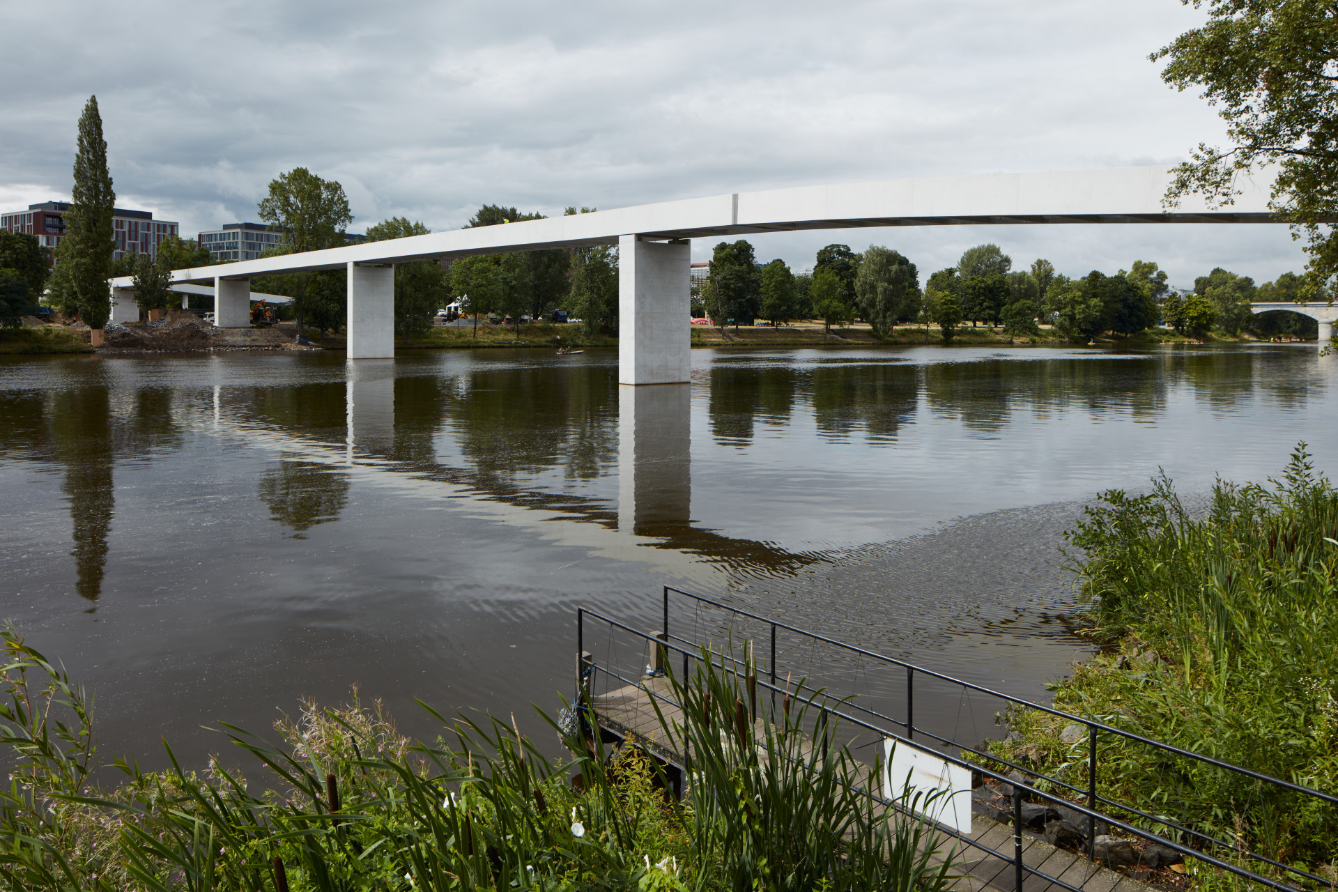Lávka z Holešovic do Karlína je dlouhá 300 metrů. Stavba začala minulý rok v lednu. Lávka slouží pro pěší a cyklisty a její stavba vyšla na asi 352 milionů korun.