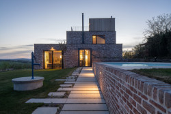 Malta  je částečně přetažená přes pohledovou stranu cihel. Působí to syrově. (Dům v Olešku, AbtSmolen)