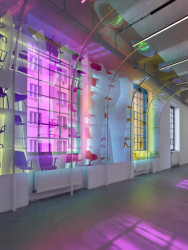 Konsepti nedávno otevřelo nový showroom s velkoformátovou projekcí, která v mnohém posouvá hranice vizualizací interiérů, za architektonickým návrhem stojí studio Perspektiv