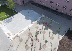 Autoři chtěli vytvořit příjemné místo a oživit veřejný život v Pelhřimově. Navrhli zídky, které rozdělují náměstí na jednotlivé plochy. (Mezi školami, MED ARKITEKT)