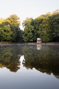 Tea house Pavilion, GRAU Architects: Dřevěný subtilní pavilon na břehu těšínské přehrady Hrabinka již na první pohled čerpá inspiraci z japonské architektury