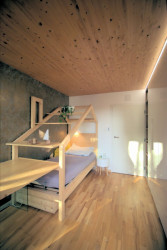 Dom pod dubom, Molnár-Peráček