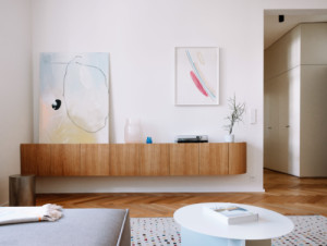 Pohled do obývacího pokoje (Byt Bulharská; Anna Koukolová architekti)