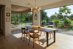 Propojení s okolím přes velké skleněné plochy je přesvědčivé - i uvnitř má člověk pocit, že je stále tak trochu venku. (Rodinný dům u Rozkoše, MOLO architekti)