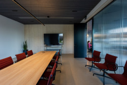 Kvalita vzduchu v budově, podpořená použitím dřeva a efektivní ventilací, významně přispívá k celkovému komfortu pracovního prostředí.