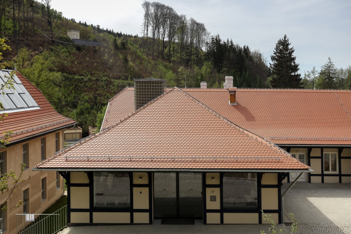 Severní pohled na budovu bývalé lázeňské prádelny a kotelny, z níž byl vybudovaný bezbariérový přístup. (Sluneční lázně v Luhačovicích, TRANSAT architekti)
