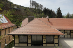 Severní pohled na budovu bývalé lázeňské prádelny a kotelny, z níž byl vybudovaný bezbariérový přístup. (Sluneční lázně v Luhačovicích, TRANSAT architekti)