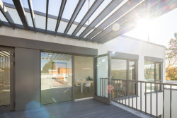 Na střeše se nachází terasa s pergolou. (ZŠ Jinotaj ve Zlíně)