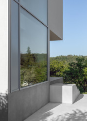 Východ na terasu (Krychlový dům ve Vrané nad Vltavou; IO Studio)