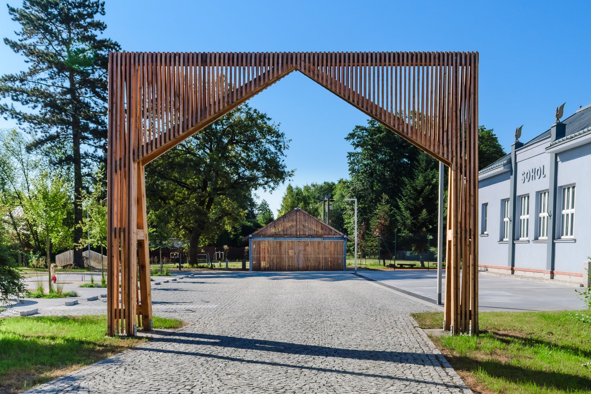 Obci Příšovice chyběla náves a architekti z ateliéru atakarchitekti ji našli. Zrekultivovali plácek u Sokolovny a povedlo se jim vytvořit z něj živý veřejný prostor. 