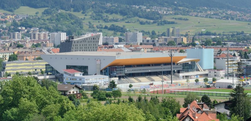 Město Innsbruck je zajímavé především svou sportovní architekturou. Tak zvaný Olympiaworld vznikl už v 60. letech minulého století pro pořádání zimních olympijských her a jeho ústředním bodem je dnes zrekonstruovaná hala od architekta Hanse Buchrainera.