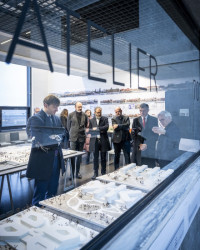 Přišel se podívat se na návrhy studentů, kteří pracovali s urbanistickým konceptem nové městské čtvrti, která kromě nemocnice a obytné zástavby zahrne i vysokoškolský kampus.