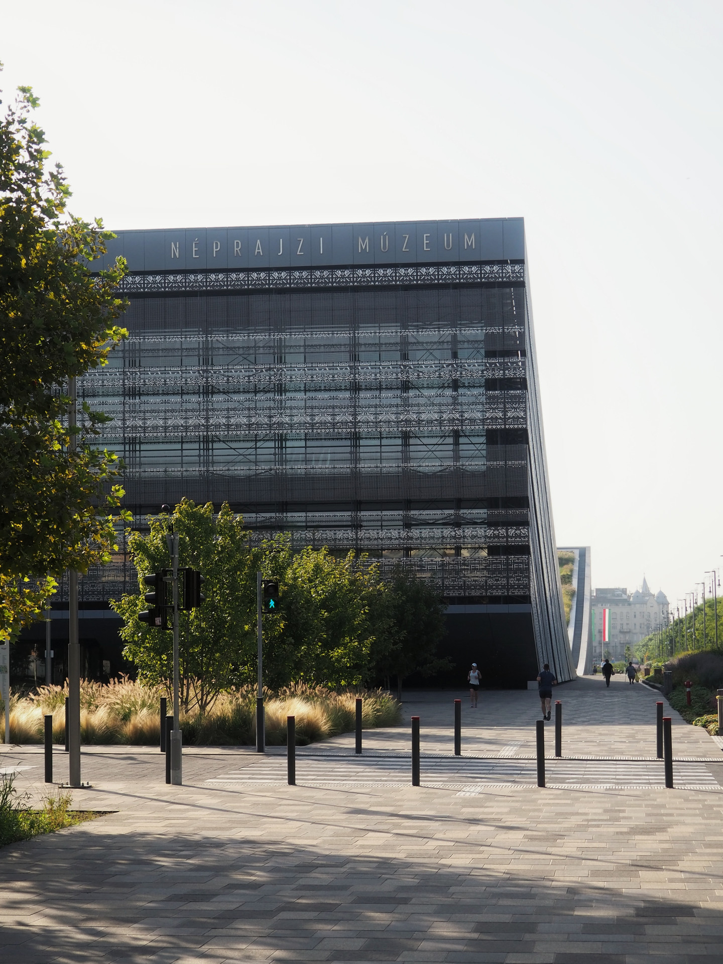V Budapešti v největším městském parku Városliget se staví – jednou z dokončených budov je Etnografické muzeum od architekta Marcela Ferenze a jeho studia NAPUR Architect. Otevřelo loni na jaře.