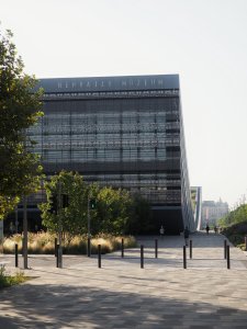 V Budapešti v největším městském parku Városliget se staví – jednou z dokončených budov je Etnografické muzeum od architekta Marcela Ferenze a jeho studia NAPUR Architect. Otevřelo loni na jaře.