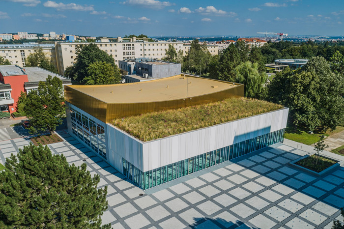 Rekonstrukce univerzitní auly v Praze od studia DRNH & Jana Čejky