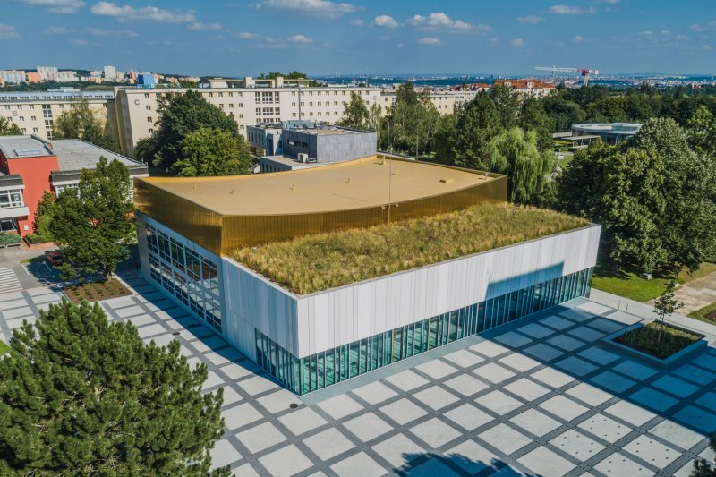 Rekonstrukce univerzitní auly v Praze od studia DRNH & Jana Čejky