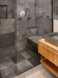 Druhá pánská koupelna se sprchovým koutem a toaletou. (Byt U vodopádu, Iva Hájková Studio)