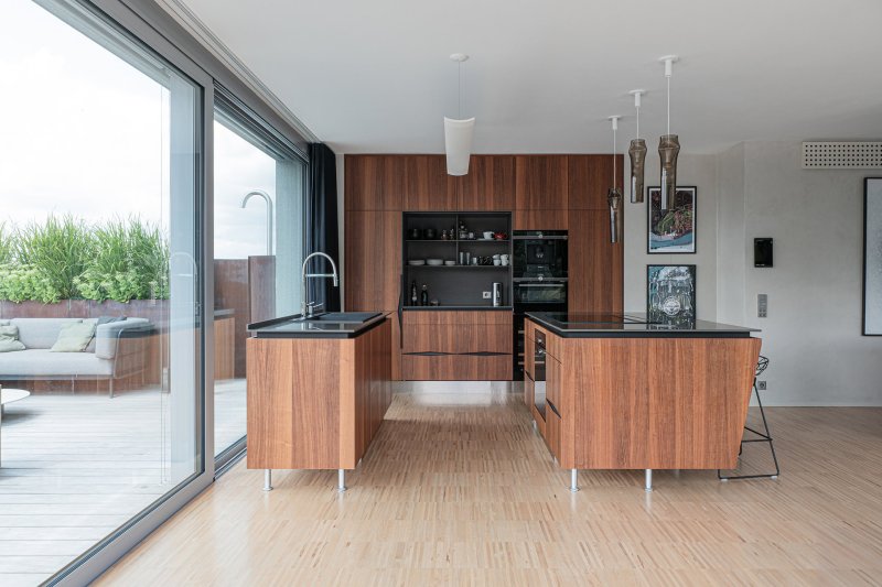 Kuchyně na míru od DEVOTO propojuje precizní řemeslo s čistotou současného designu.