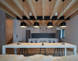 Milada je spíš luxusní, než tradiční chalupou. To ale jistě ocení každý návštěvník a návštěvnice, když večer místo štípání dříví stráví saunováním v domácí sauně. (Chalupa Milada, studio ADR)