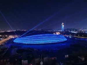 Tím nejvýraznějším novým sportovištěm letošní olympiády je rychlobruslařský ovál z dílny nadnárodní architektonické kanceláře Populous, která má na svém kontě mnoho návrhů stadionů po celém světě. Budova organického tvaru se stává nepřehlédnutelnou dominantou svého okolí především v noci, kdy se rozzáří 22 světelných trubic lemujících její vnější plášť – každá z nich má délku 622 metrů.