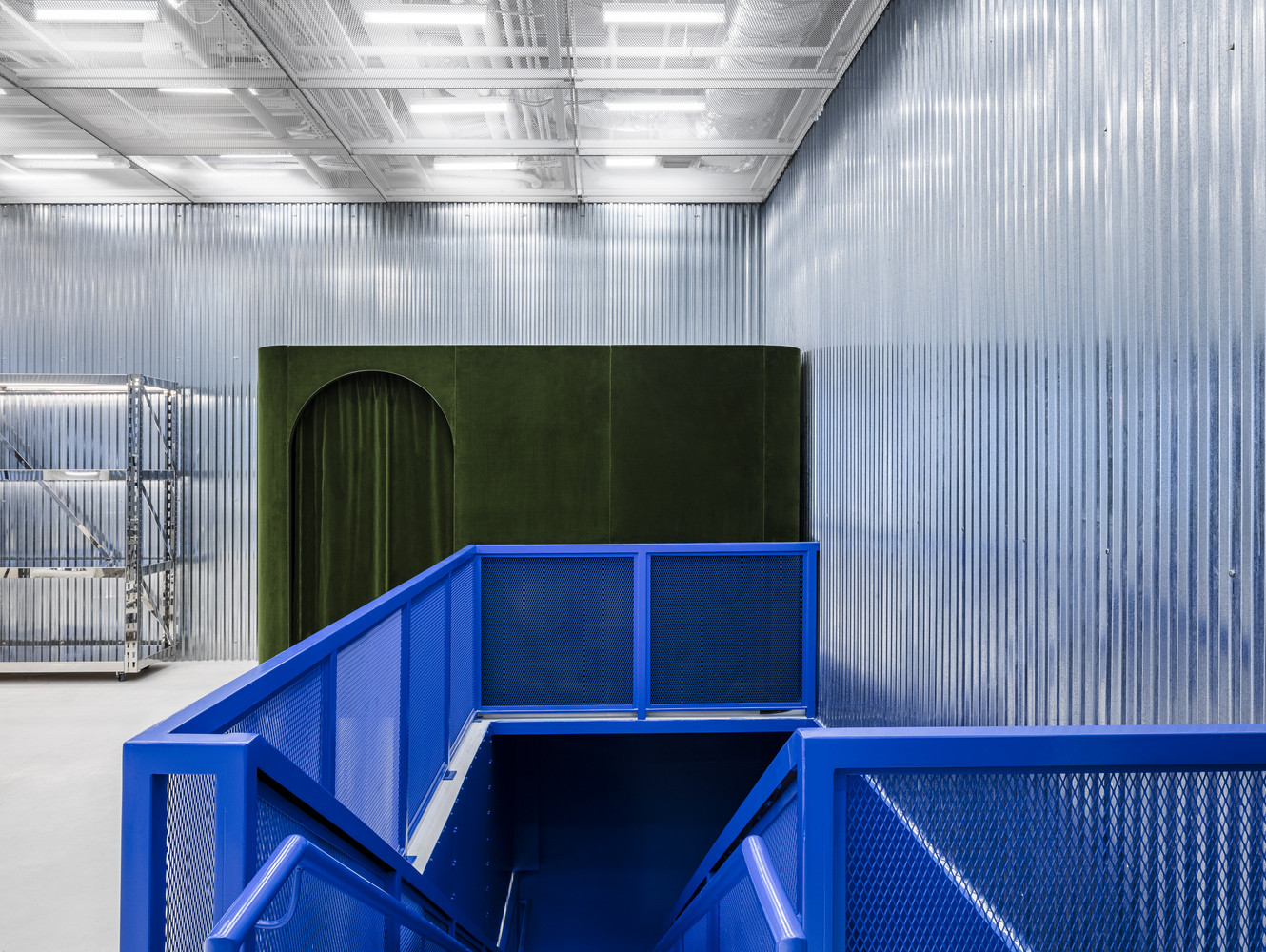 Multifunkční prodejna Off-White od Virgila Abloha a studia AMO