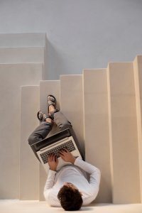 Ergonomicky zajímavými prvky v interiéru mohou být otevřené prostory, pohodlné schody a flexibilní uspořádání.