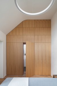 Skříň se skrytým vchodem v ložnici (Rodinný dům v Křenovicích, ika.architekti)