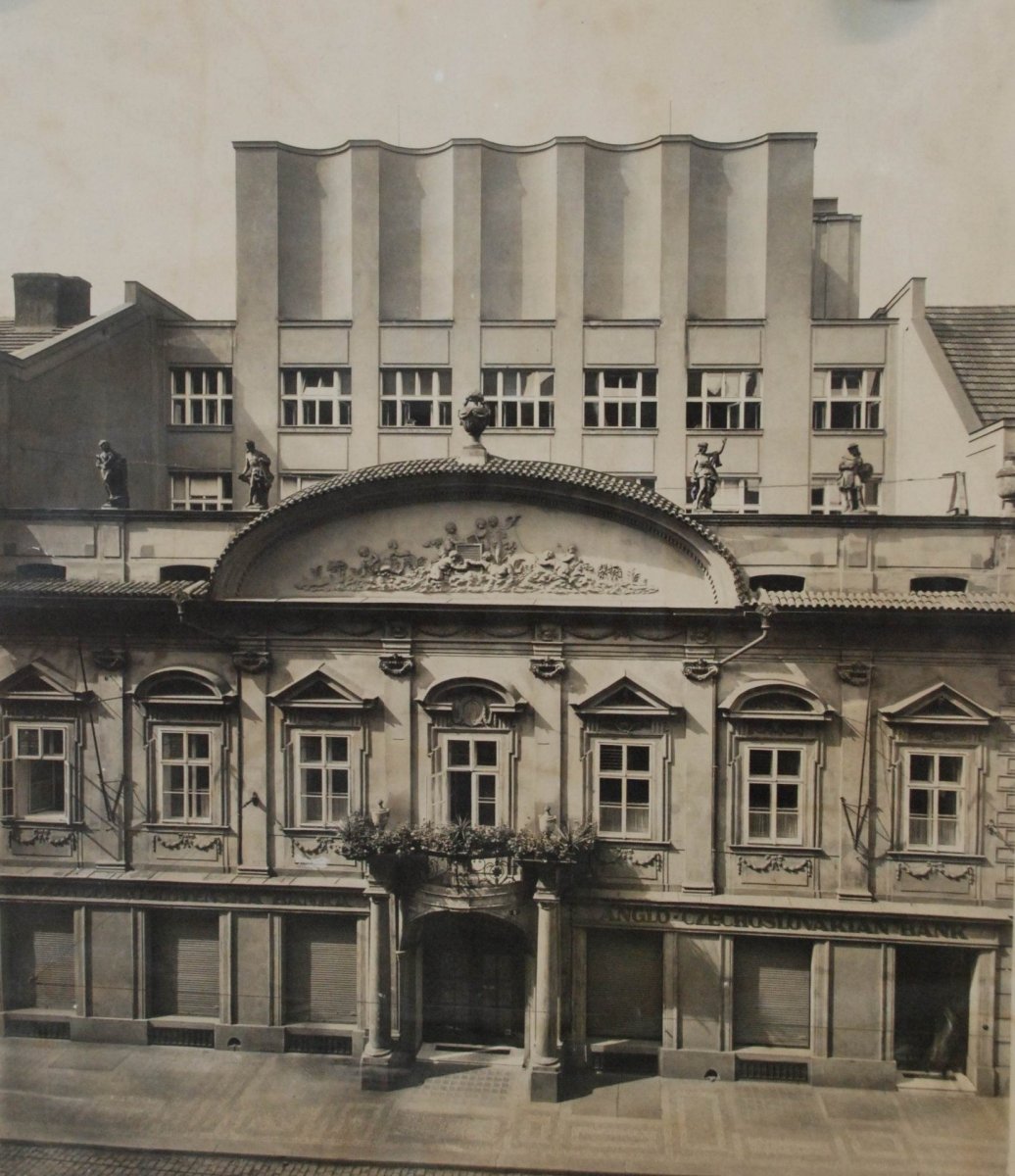 Historická fotografie sídla Anglo-československé banky po přestavbě Šporkovského paláce Josefem Gočárem.