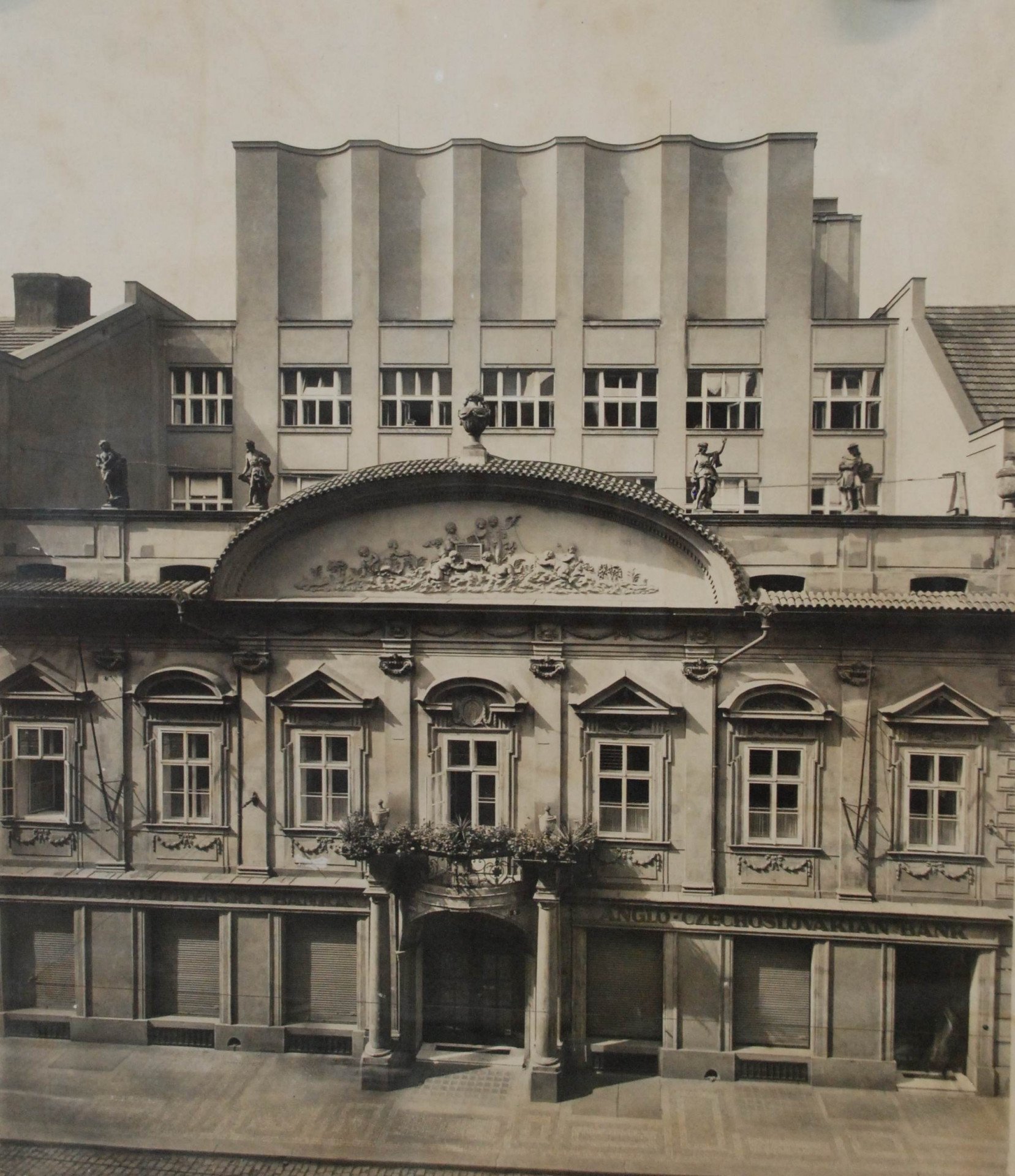 Historická fotografie sídla Anglo-československé banky po přestavbě Šporkovského paláce Josefem Gočárem.