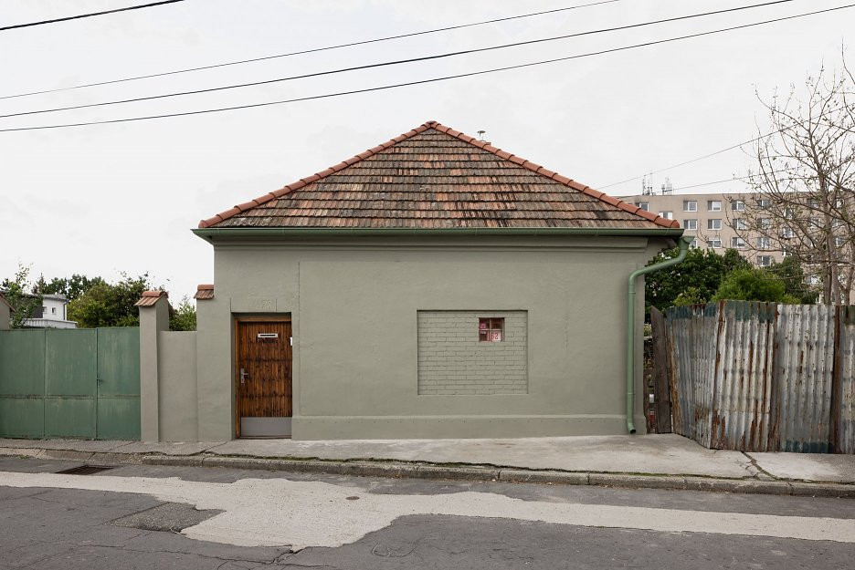 Nízkonákladová rekonstrukce dělnického domku v okresním městě Šaľa od ORA Architekti