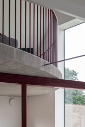 V dvojité výšce prostoru byla vytvořena mezipatrová galerie. Je to takové mezipatro, které se vznáší nad hlavním obytným prostorem s kuchyní v přízemí.