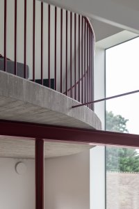 V dvojité výšce prostoru byla vytvořena mezipatrová galerie. Je to takové mezipatro, které se vznáší nad hlavním obytným prostorem s kuchyní v přízemí.
